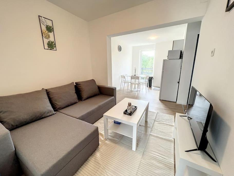 Station 173 C Bruxelles-Charleroi-Airport Apartment Exterior photo